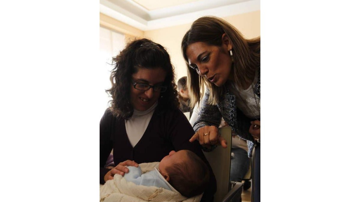 Milagros Marcos, con una madre y su bebé.
