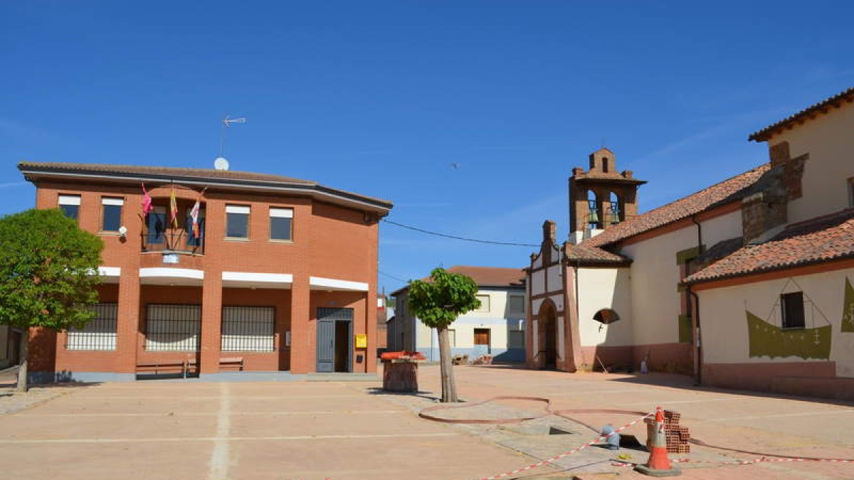La plaza con las obras ya casi terminadas y el pozo recuperado en el centro de la misma. MEDINA