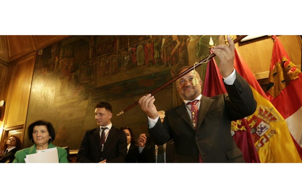 Gerardo Álvarez Courel, tras ser elegido presidente de la Diputación de León. FERNANDO OTERO