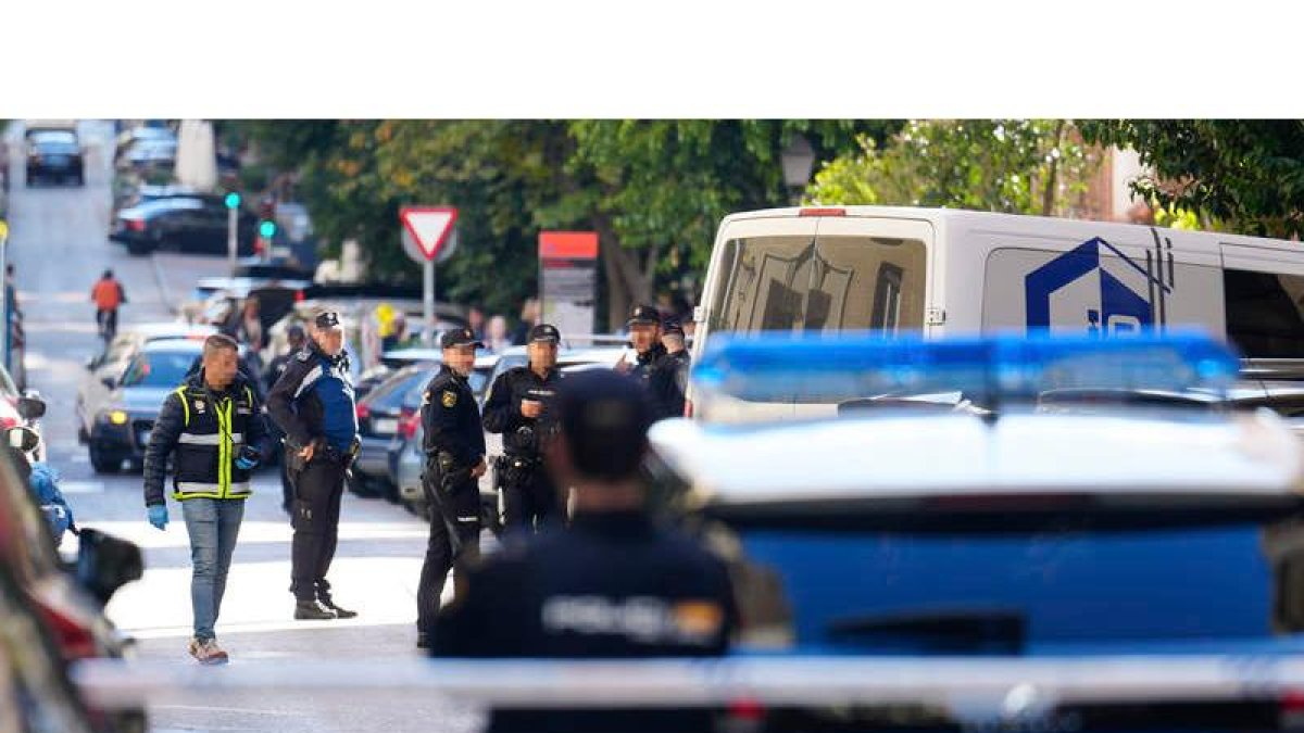 Imagen de la policía tras el atentado sufrido por el político en el barrio de Salamanca. RODRIGO JIMÉNEZ