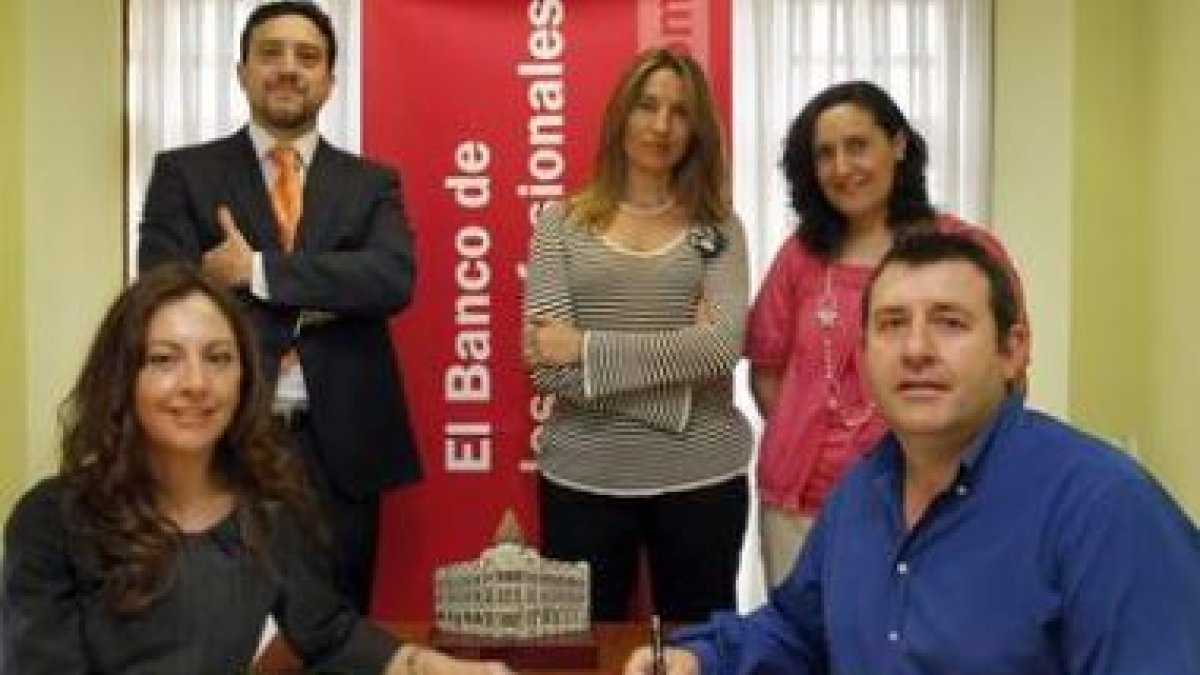 La entidad financiera ha firmado un convenio de ayuda con los transpostistas leoneses.