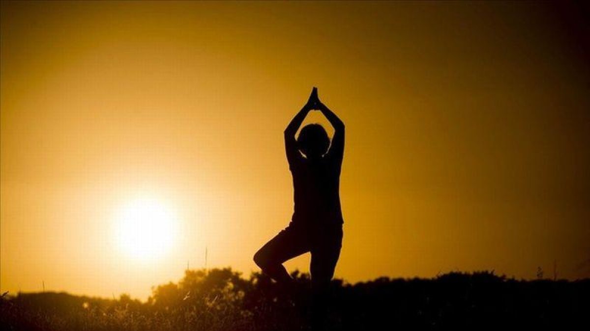 Mujer haciendo yoga en la naturaleza.