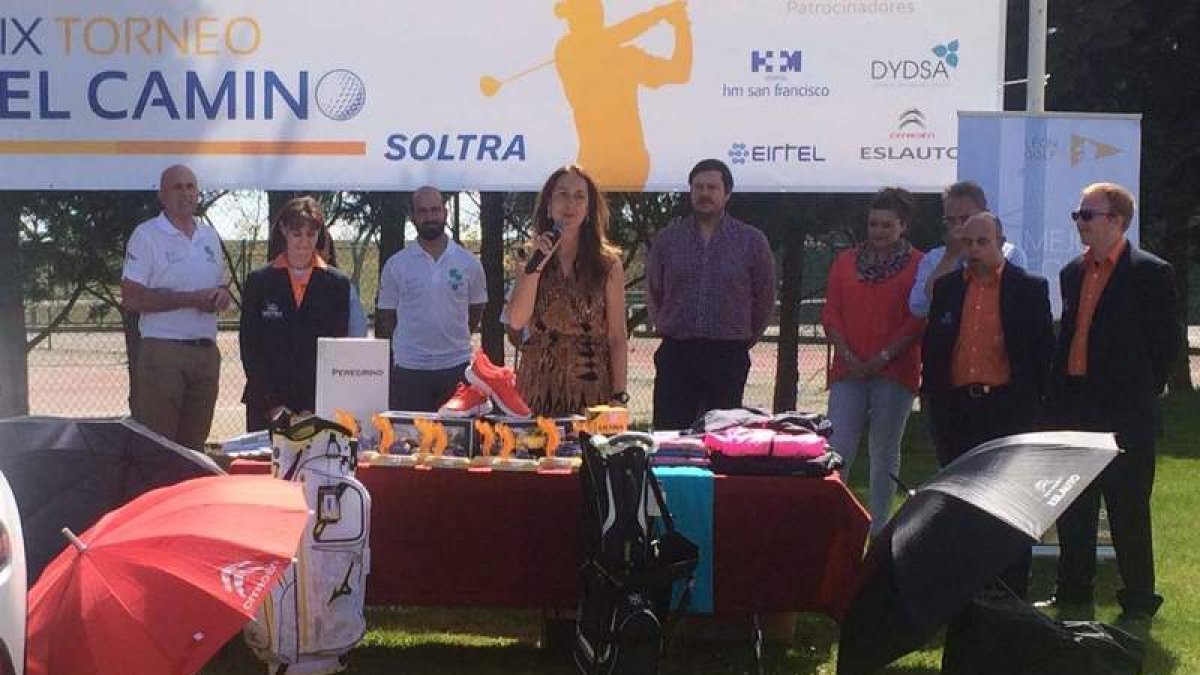 Foto de familia de la entrega de premios del torneo El Camino Soltra. DL