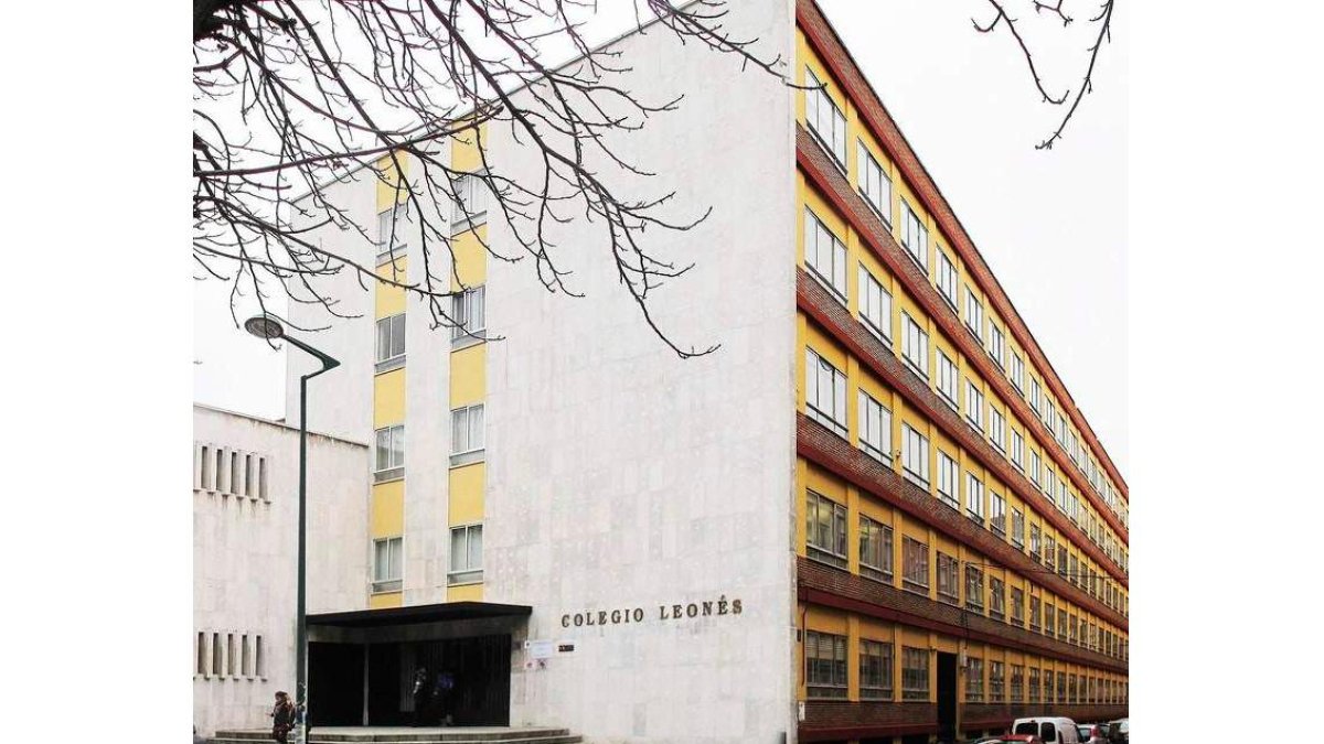 El Colegio Leonés se ha convertido en el centro educativo de referencia contando con tres edificios en la plaza de San Isidoro, avenida José Aguado y calle Corredera.