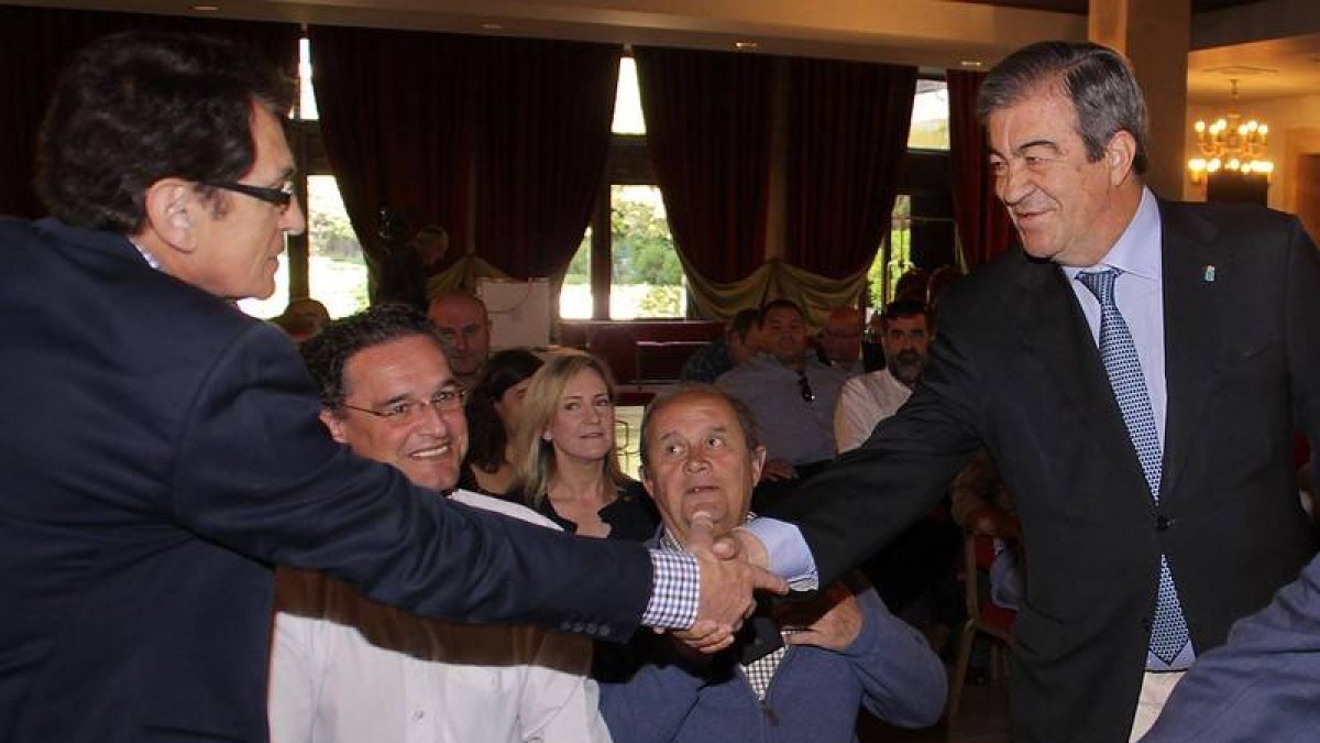 El presidente de Foro-Asturias, Francisco Álvarez Cascos, saluda en el mitin que dio esta mañana en San Marcos