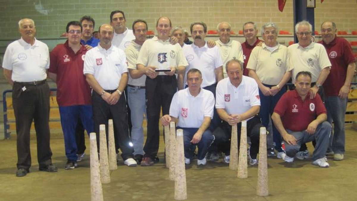 Los jugadores ganadores en el Campeón de Campeones del DIARIO DE LEÓN con los árbitros.