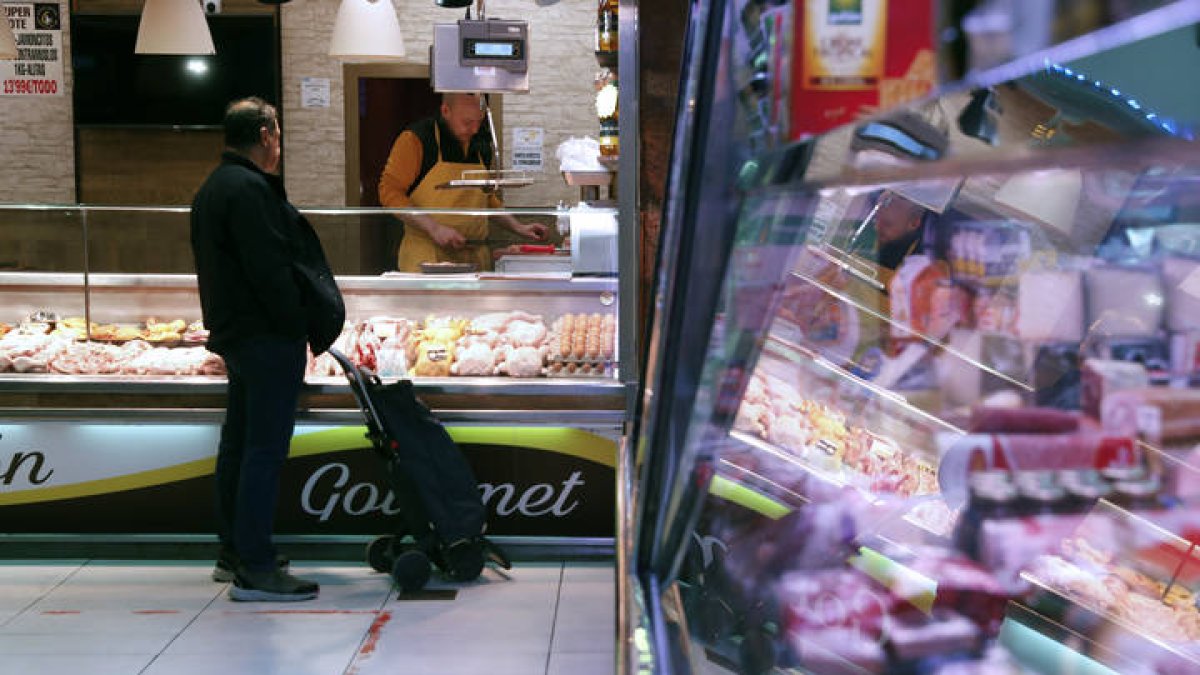 La tasa de inflación anual ha subido dos décimas en febrero, hasta el 6,1%. EDUARDO OYANA
