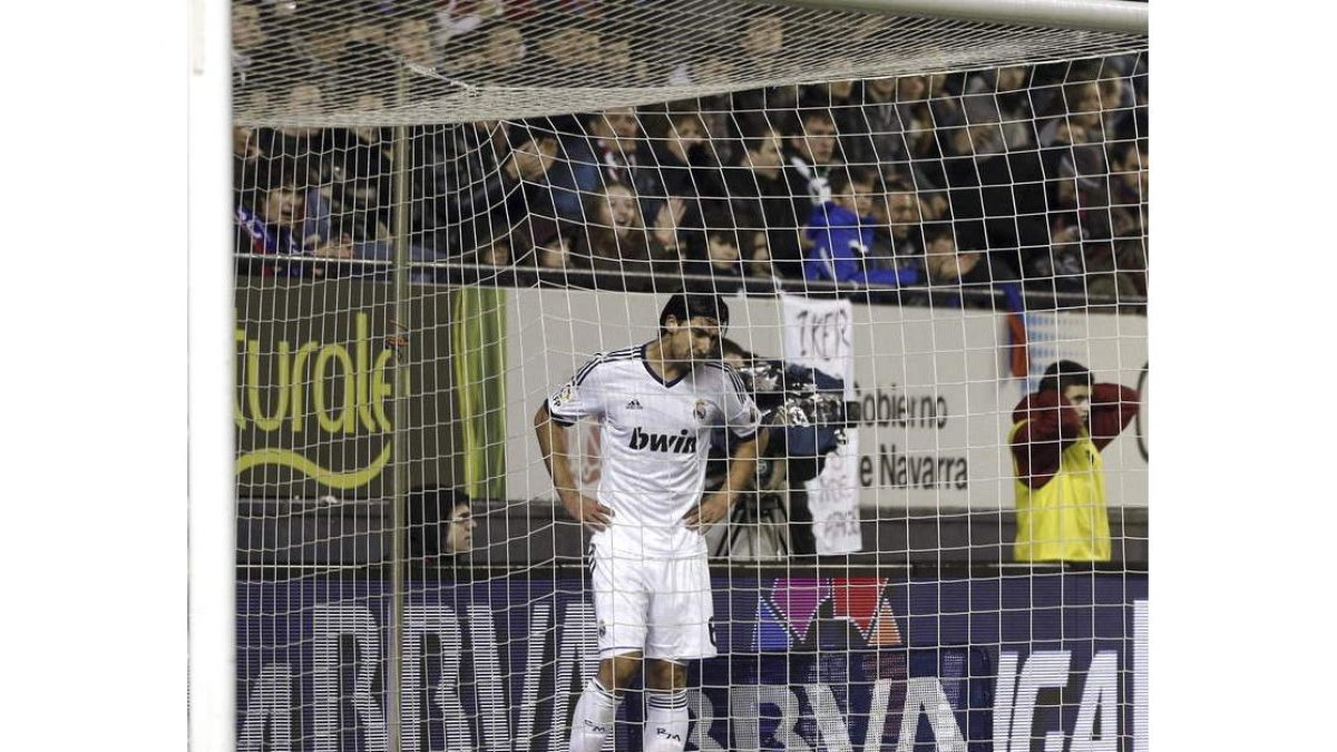 Khedira, detrás de la portería defendida por Andrés, se lamenta de una ocasión fallada.