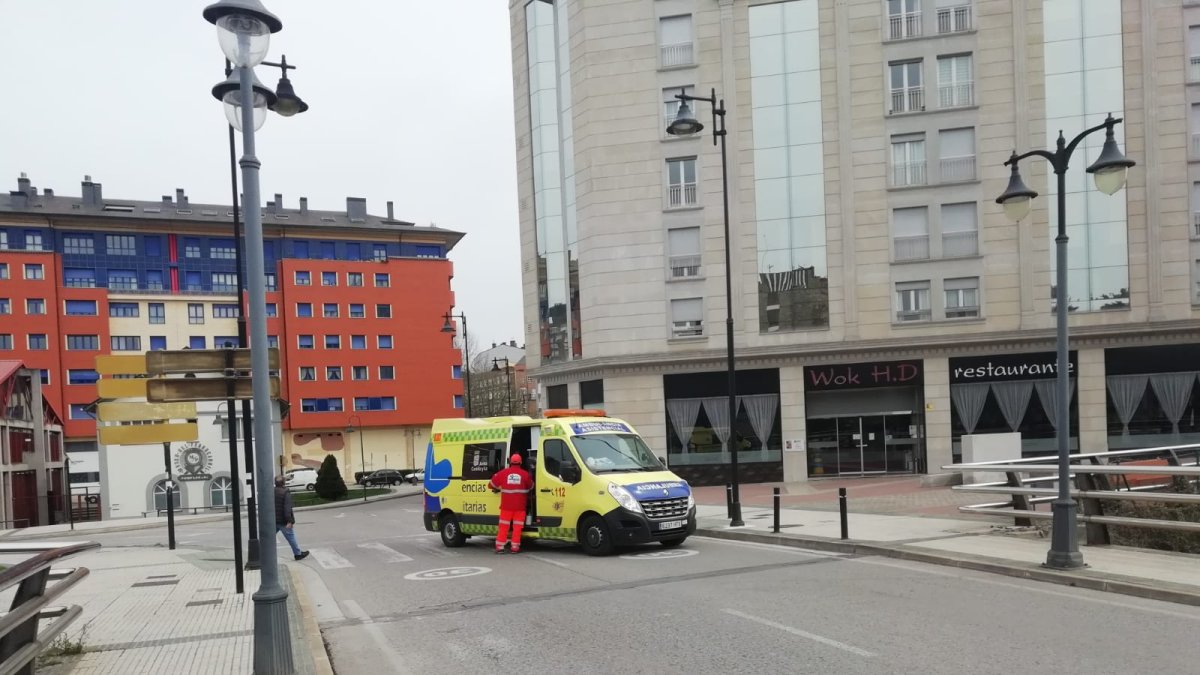 Imagen de la ambulancia que atendió al atropellado. DL