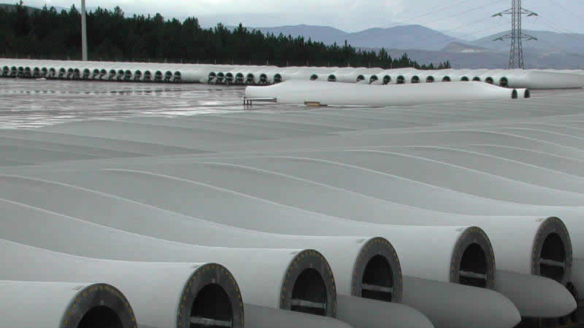 Palas eólicas apiladas en las instalaciones de la factoría de Santo Tomás de las Ollas.