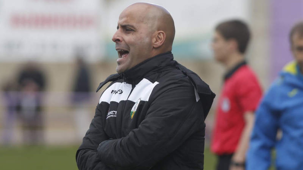 Roberto Carlos, entrenador de La Virgen. JESÚS
