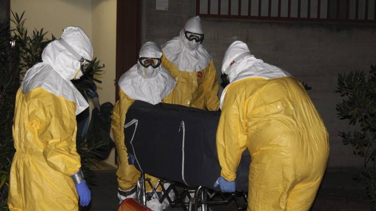Fotografía facilitada por el hospital Carlos III de Madrid del traslado anoche, de los restos mortales del religioso leonés Manuel García Viejo hacia el tanatorio-crematorio de Collado Villalba (Madrid) para su incineración