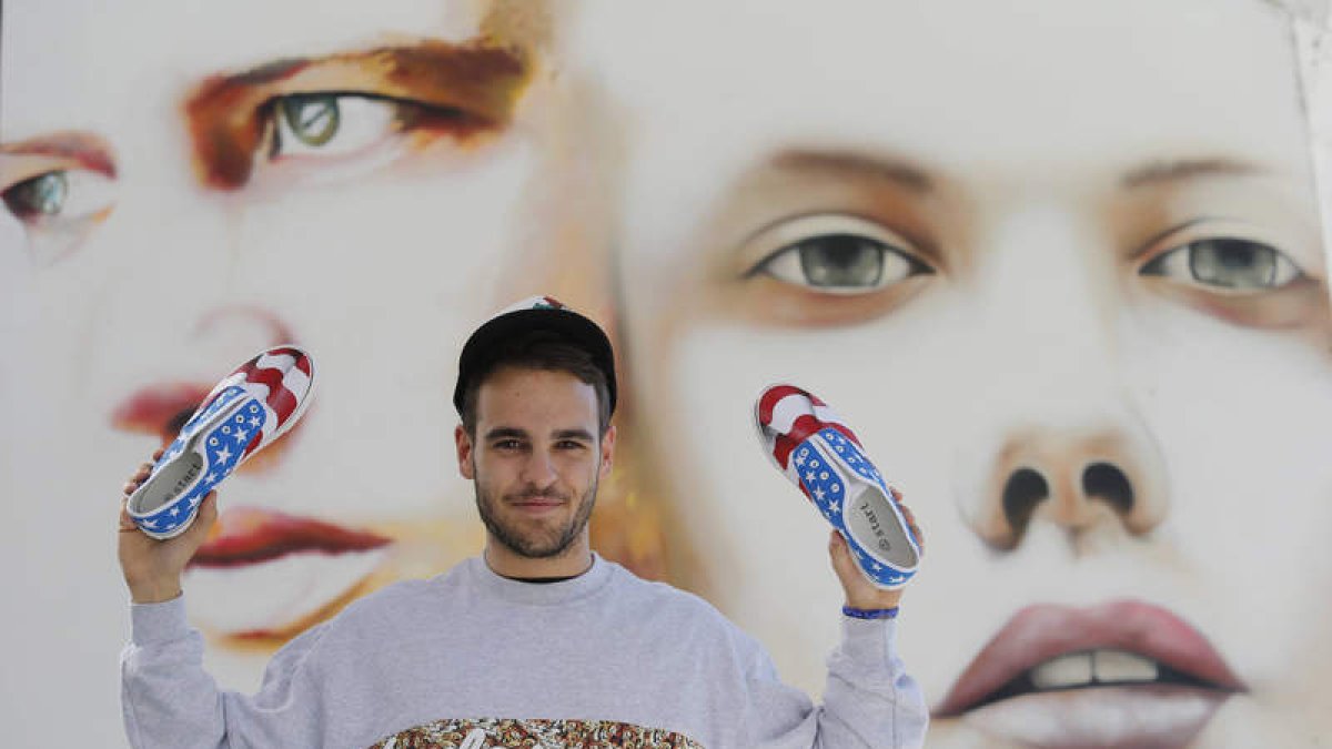 Alfonso Bada Álvarez posa con unas zapatillas y una sudadera customizada en Espacio Vías. Pasó del Graffiti a personalizar calzado, gorras y ropa deportiva. Está en Facebook.com/Badascaps y en Instagram.com/Badascaps.Hace sus propios diseños o se adapta a