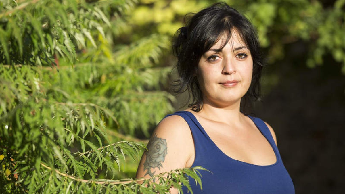 Amelia Tiganus participó ayer en las jornadas de Flora Tristán dedicadas a la trata y prostitución. F. OTERO PERANDONES