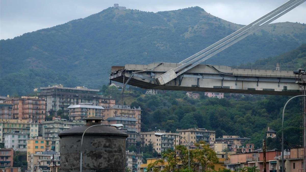 Los escombros del puente que ha colapsado en Génova. /