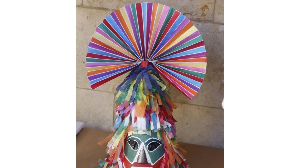 Una máscara de los antruejos de Carnaval en el patio de la Diputación Provincial.