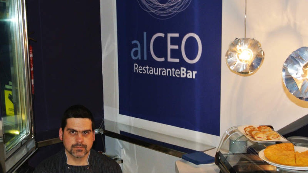 Abel, en el comedor de su restaurante Alceo, a los pies del ábside de la Catedral.
