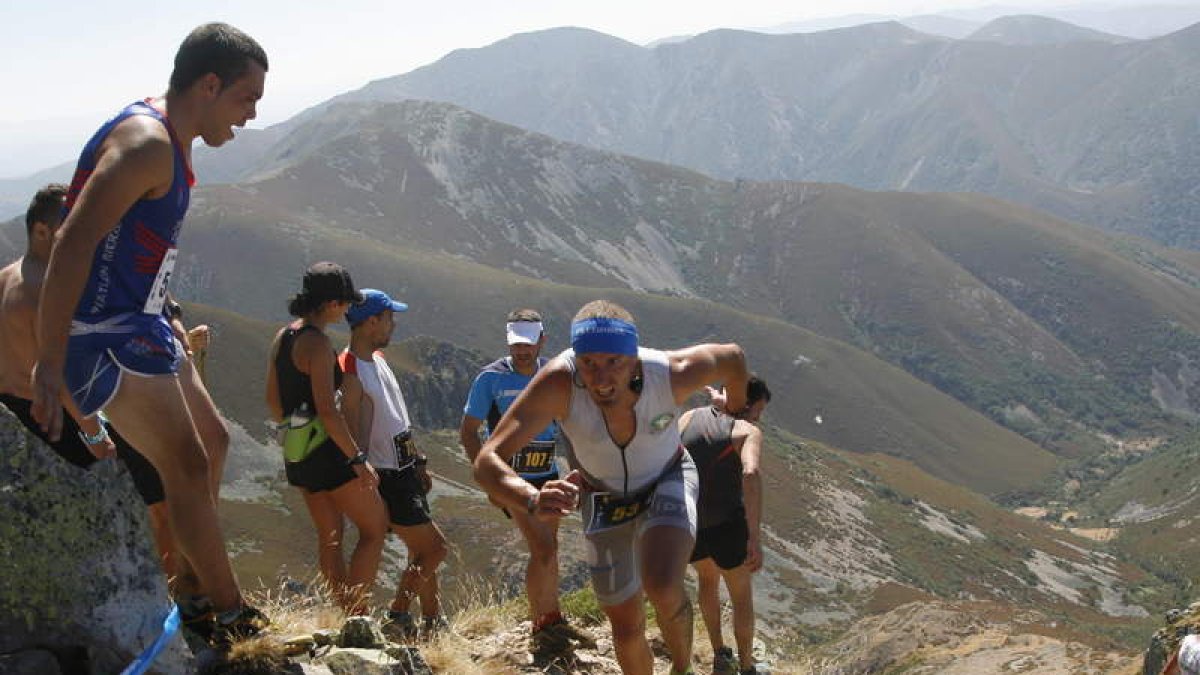 Uno de los participantes llegando a la cima del Catoute.