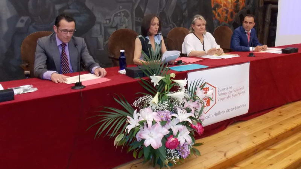 Un momento de la clausura del curso académico en el salón de actos de la escuela.