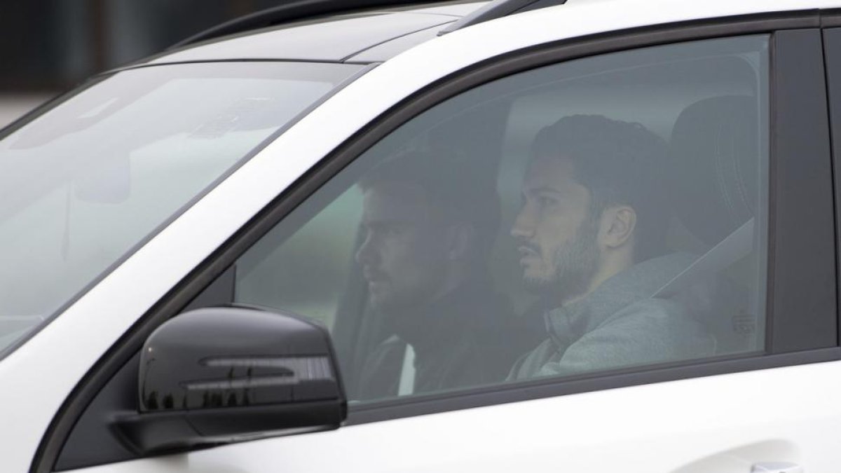 Los futbolistas del Borussia Dortmund llegan a los campos de entrenamiento para preparar el partido aplazado.