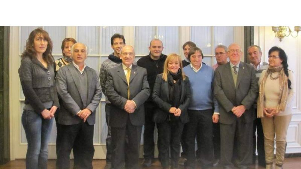 Los cargos del PP de la comarca, junto a la presidenta provincial, Isabel Carrasco.