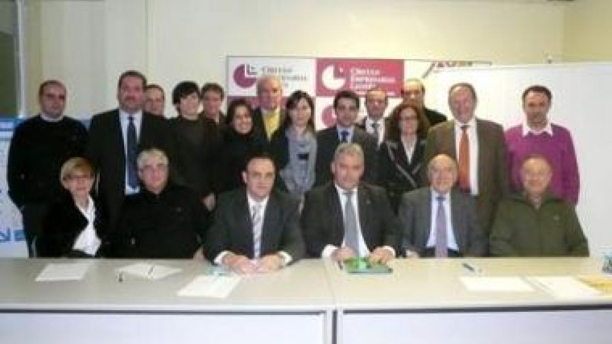 Abel Ángel Macías y Aureliano Fernández (cuarto y quinto izquierda) con la directiva del CEL.