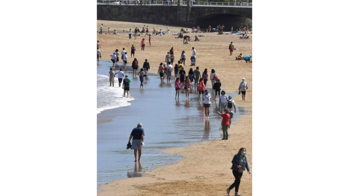 Playa de Gijón, ayer. ELOY ALONSO