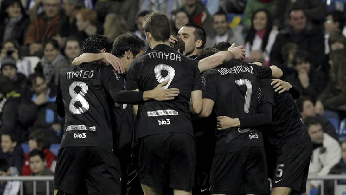 Los jugadores de la Ponferradina celebran su primer gol.