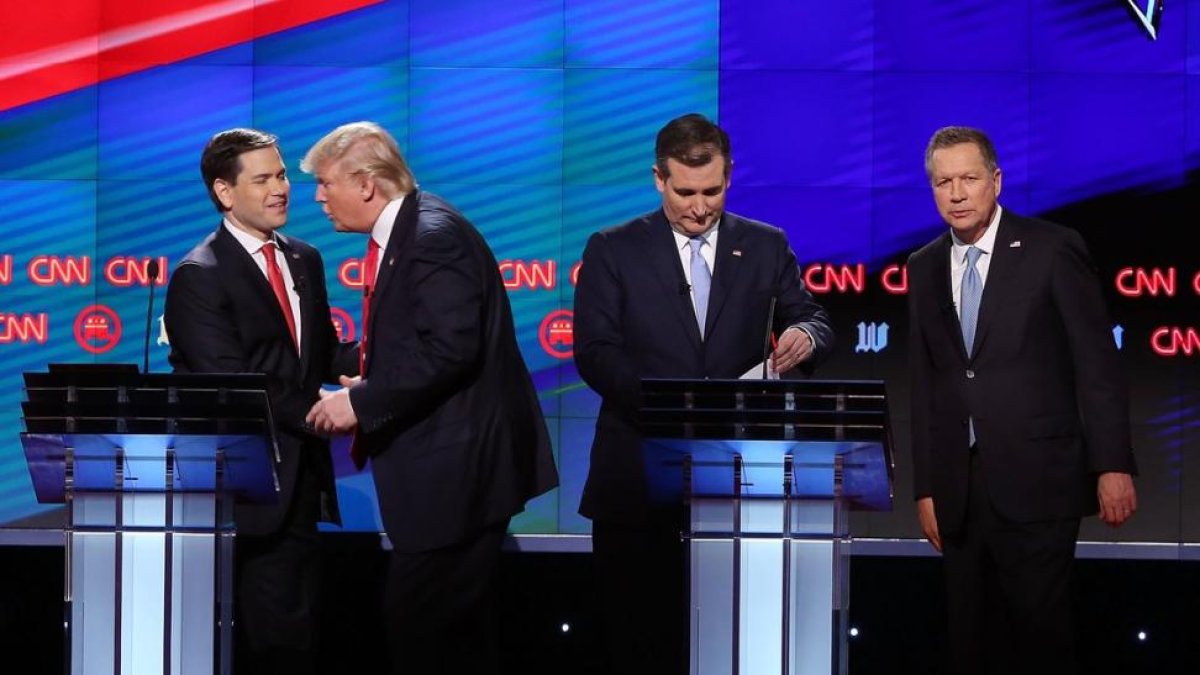Trump saluda a Rubio (izquierda) al final del debate, junto a Ted Cruz y John Kasich, anoche en Florida.