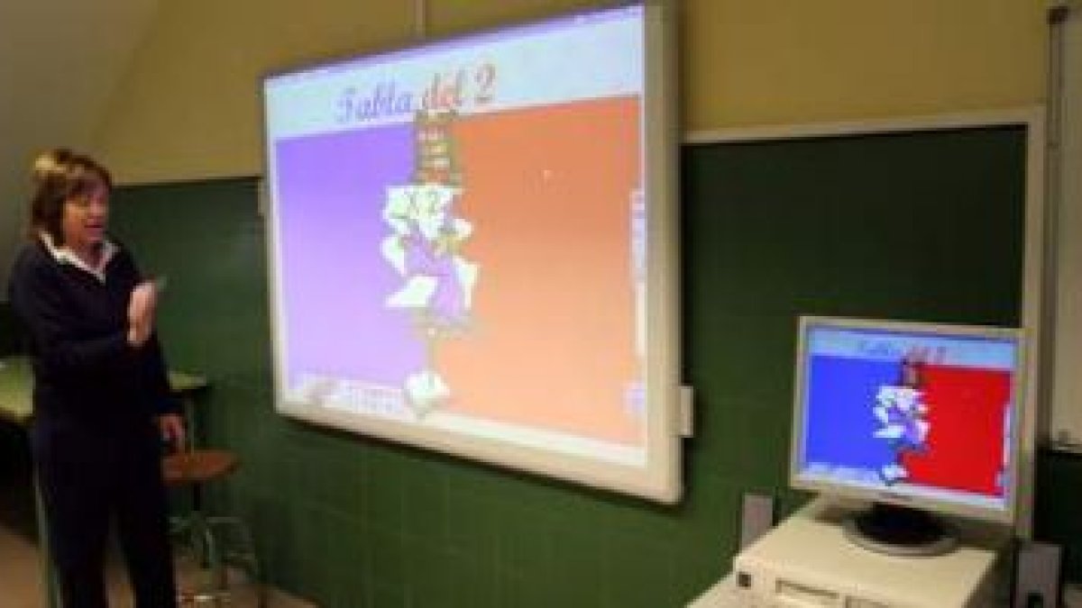 Josefa Gutiérrez muestra uno de los programas ideados por los maestros del García Yebra para sus alu