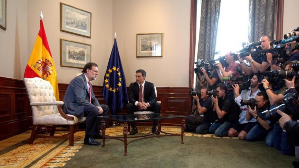 Mariano Rajoy y Pedro Sánchez durante su primera reunión tras el 26-J, en el Congreso de los Diputados.