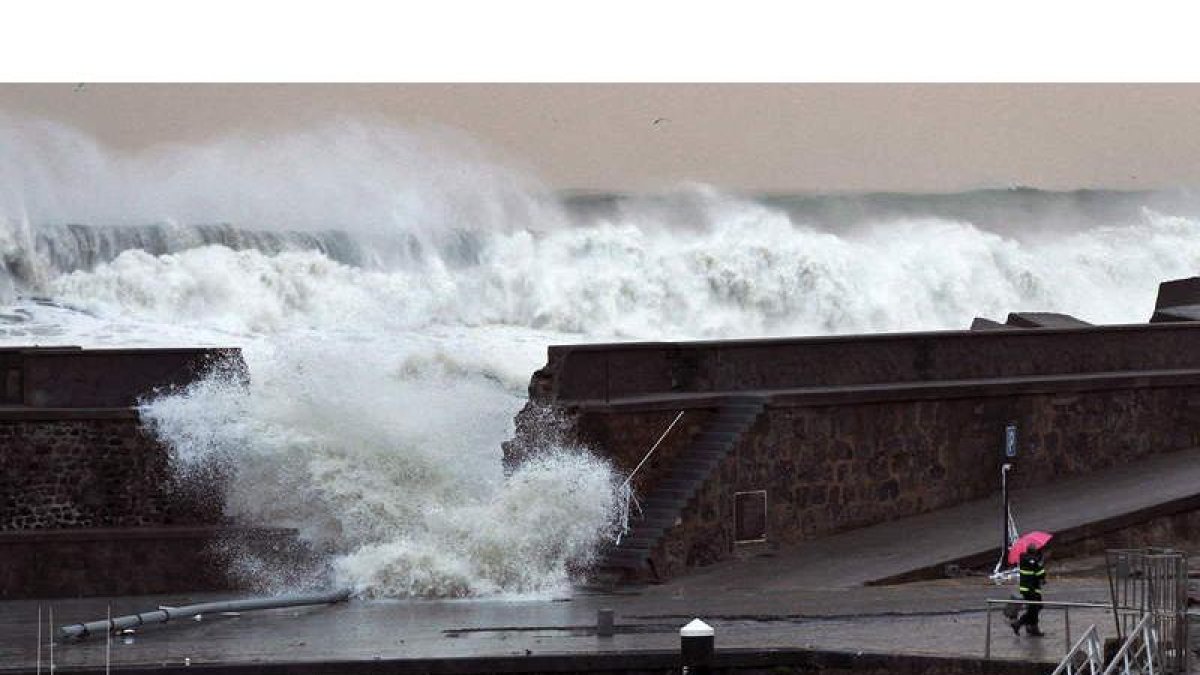 Brecha originada en el rompeolas del puerto de Bermeo.