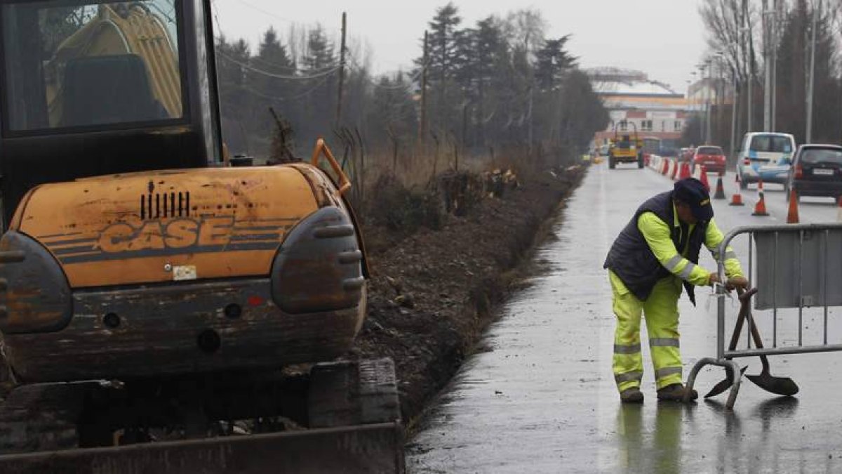 La senda va pegada a la carretera de Trobajo del Cerecedo, justo por encima de la canalización de Gas Natural.
