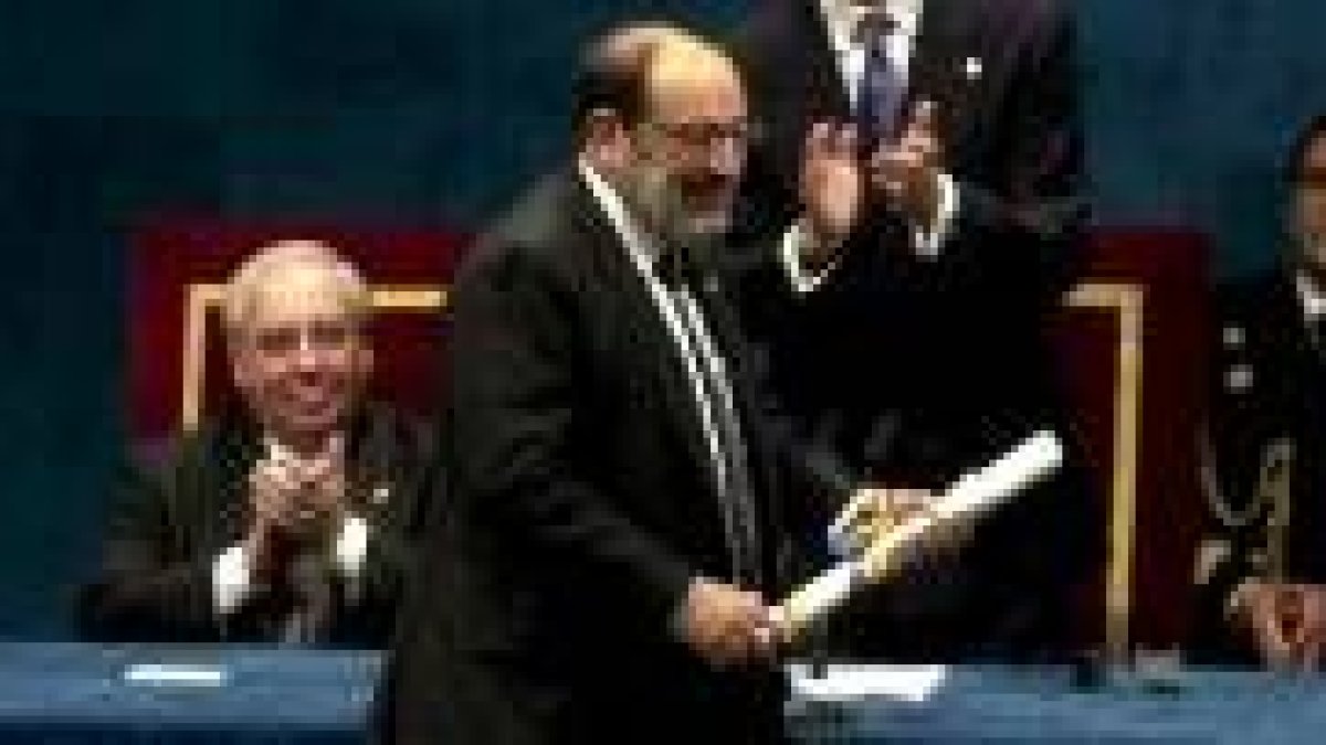 Umberto Eco durante la recogida del premio Príncipe de Asturias