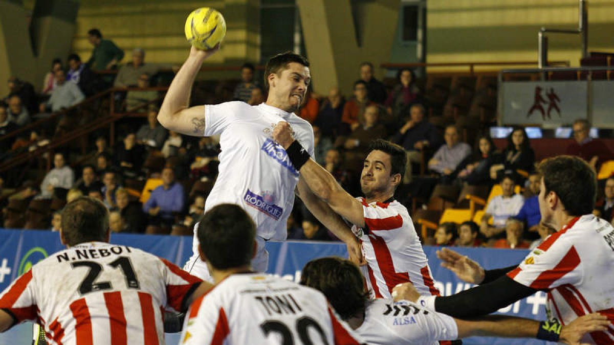 Mikel Aguirrezabalaga se eleva sobre los defensores del Puerto Sagunto durante el partido de ayer disputado en el Palacio. F. OTERO