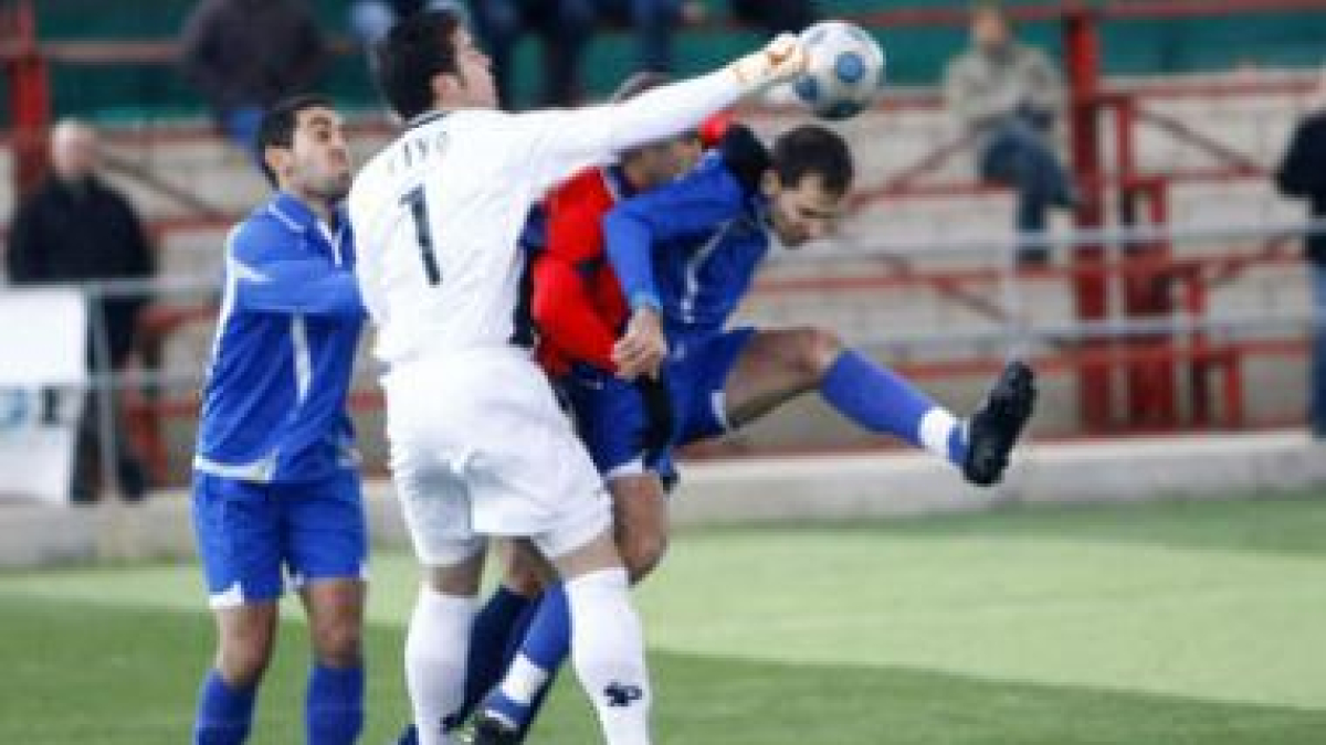 El meta visitante Yiyo despeja el balón a pesar del acoso de los jugadores trepalenses.