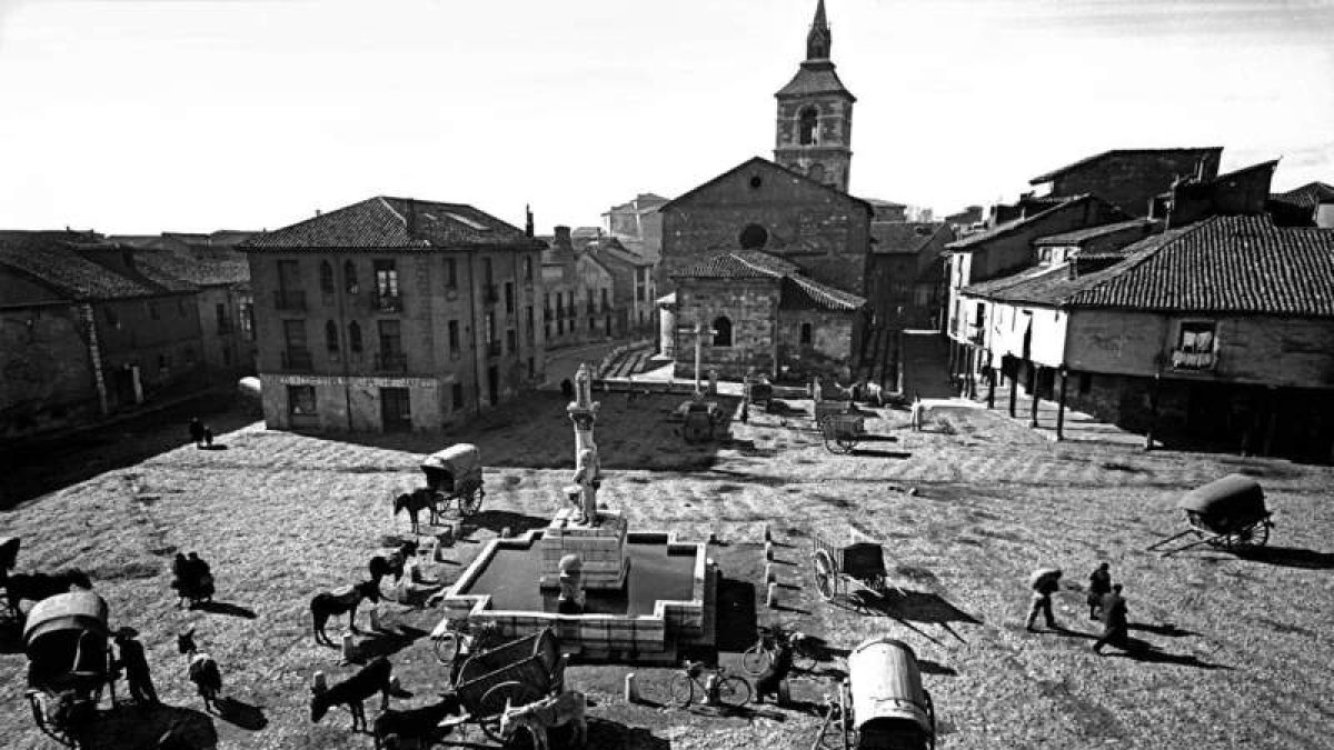 La plaza del Grano, hoy en el ojo del huracán, retratada como fue durante siglos, entre paisanos, carros y caballerías. MANUEL MARTÍN