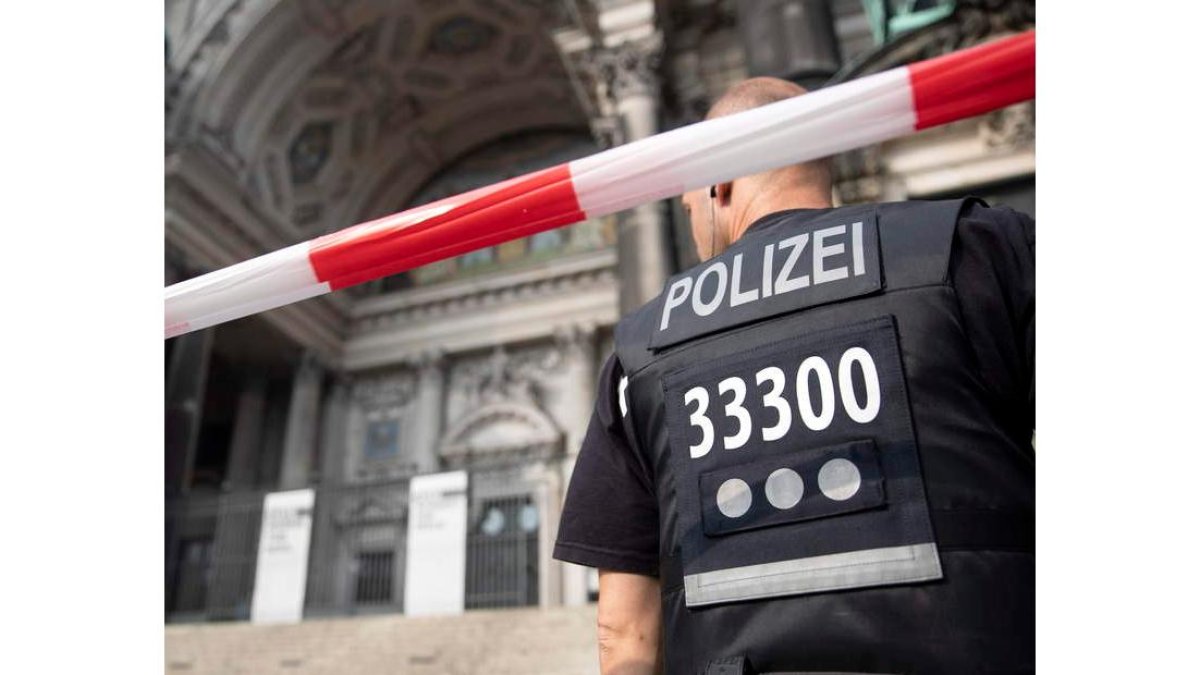 Un policía alemán ante la catedral de Berlín. JEON
