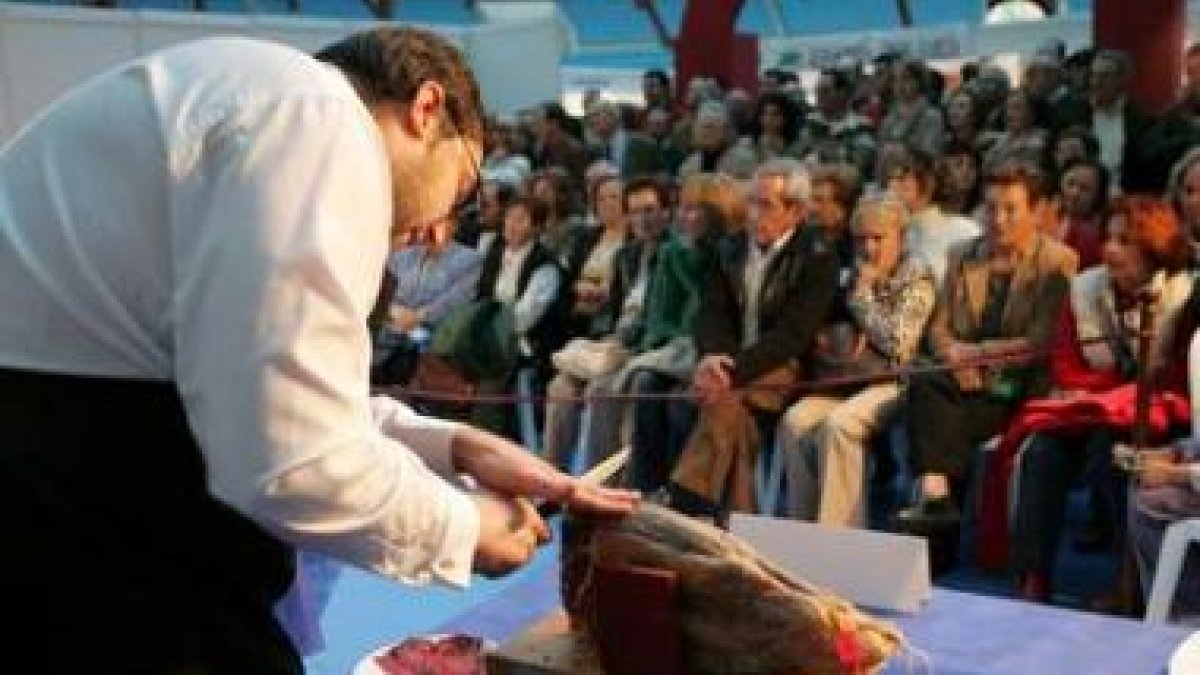 Un cortador trabaja ante un numeroso público.