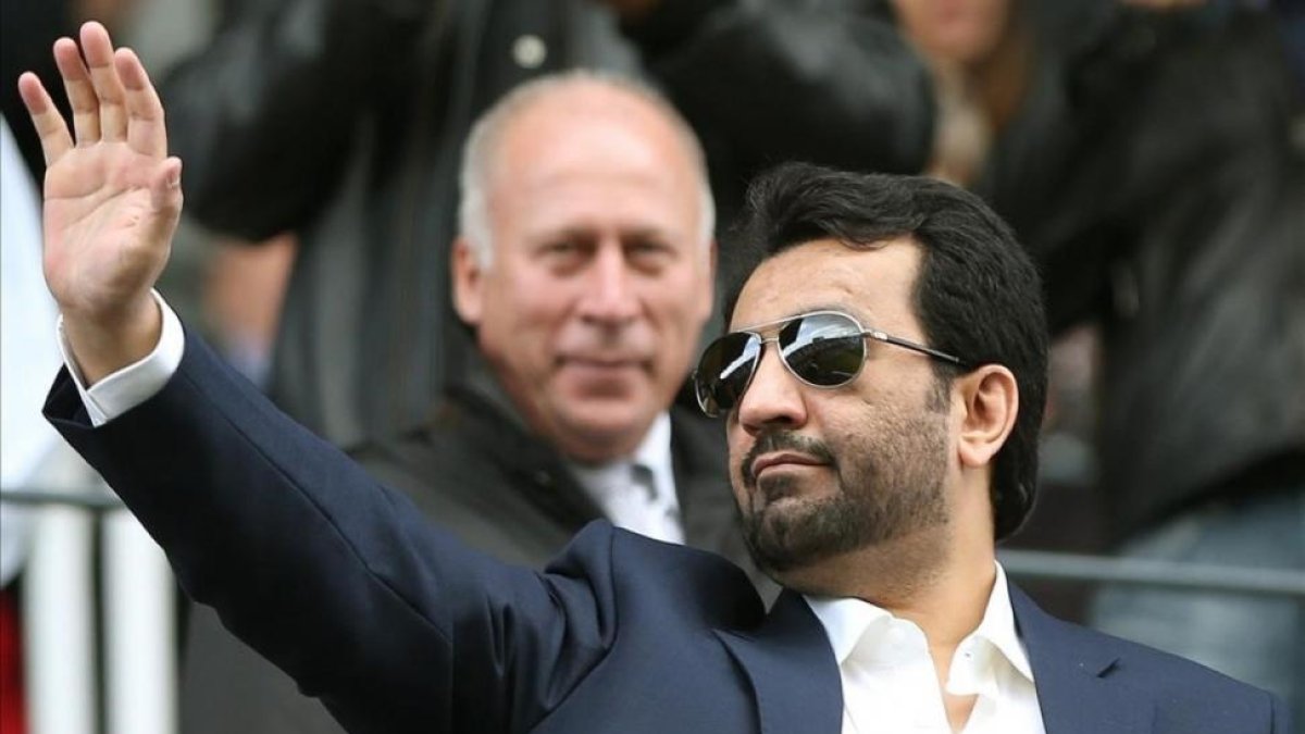Al -Thani saluda a los aficionados del Málaga antes de un partido ante el Valencia.