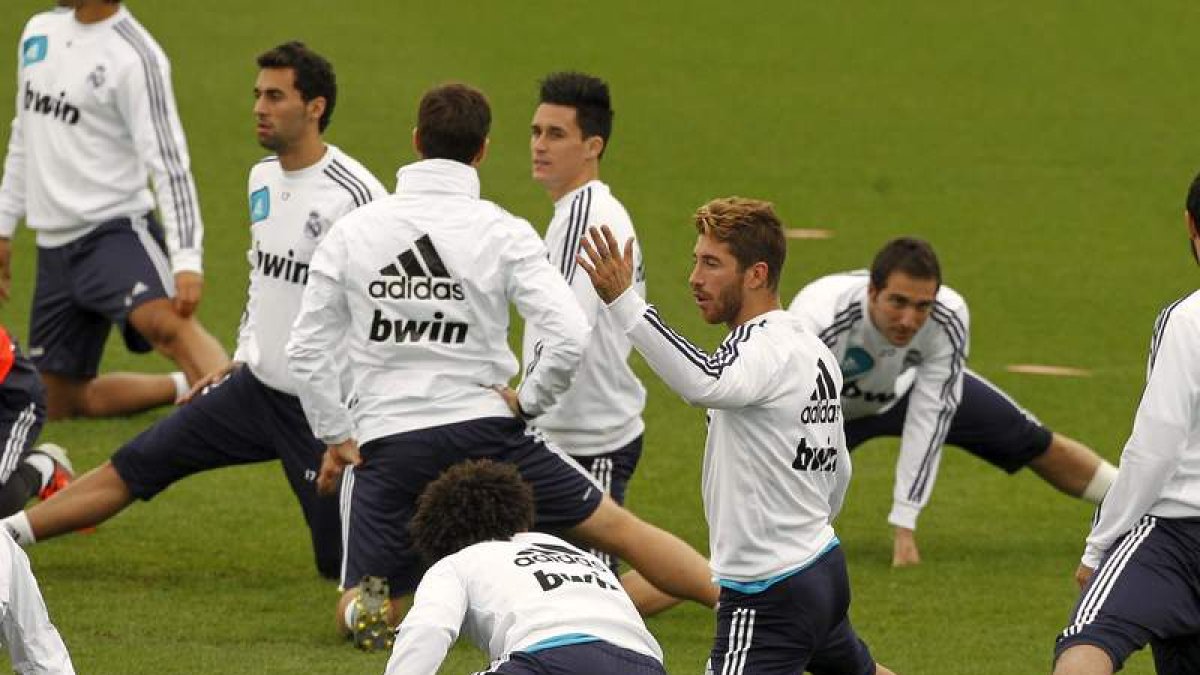 Ramos levanta la mano durante el entrenamiento del Madrid.