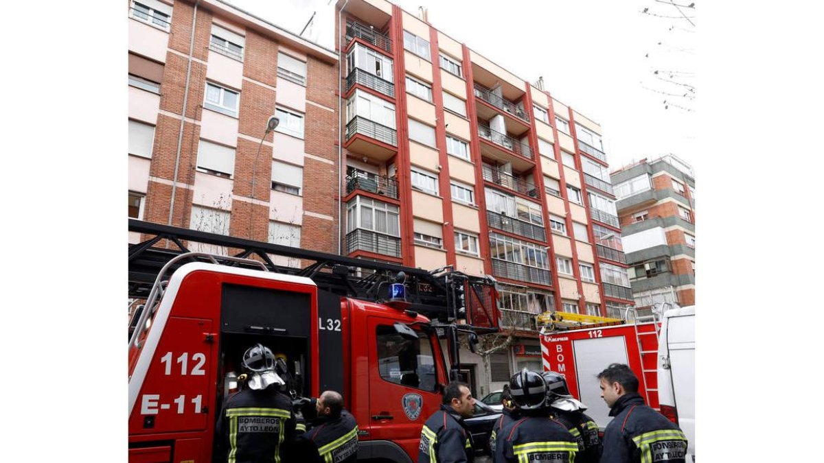 Los bomberos, en la intervención. MARCIANO PÉREZ