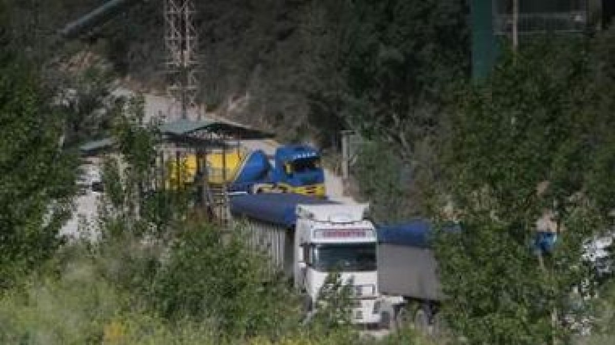 El ruido de la trituradora de piedras y la polvareda levantada por los trabajos, además del movimien