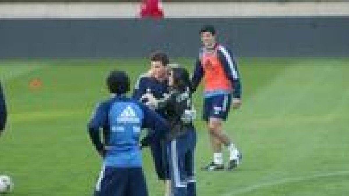 Una joven aficionada se lanzó a los brazos de Casillas durante los entrenamientos de ayer