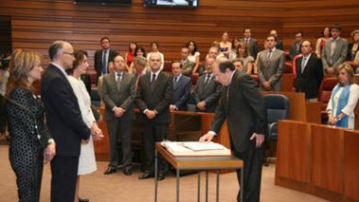 Herrera jura su cargo de presidente de la Junta de Castilla y León.