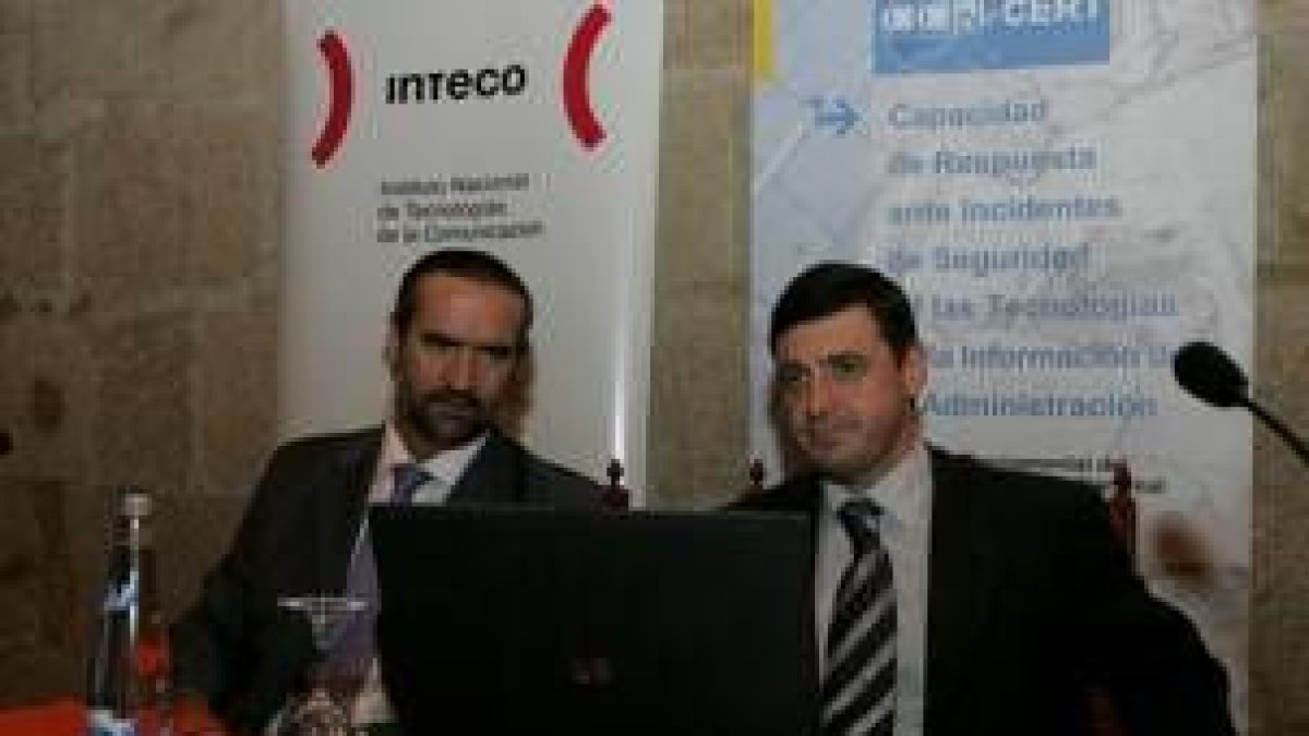 Luis Jiménez y Enrique Martínez, ayer durante la presentación del objetivo del convenio
