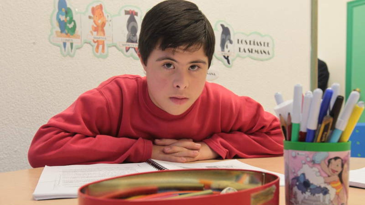 Rubén Calleja Loma en una de las aulas de Amidown donde acude a actividades.