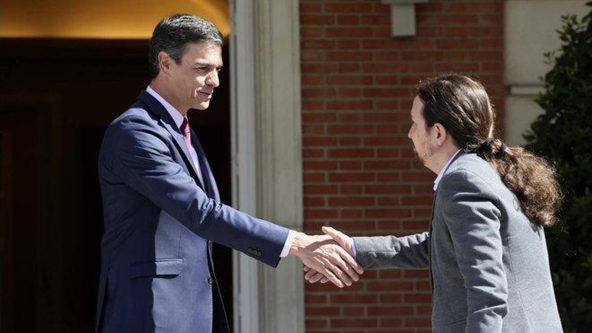 El presidente del Gobierno en funciones, Pedro Sánchez, recibe en la Moncloa al líder de Podemos, Pablo Iglesias, el pasado 7 de mayo.