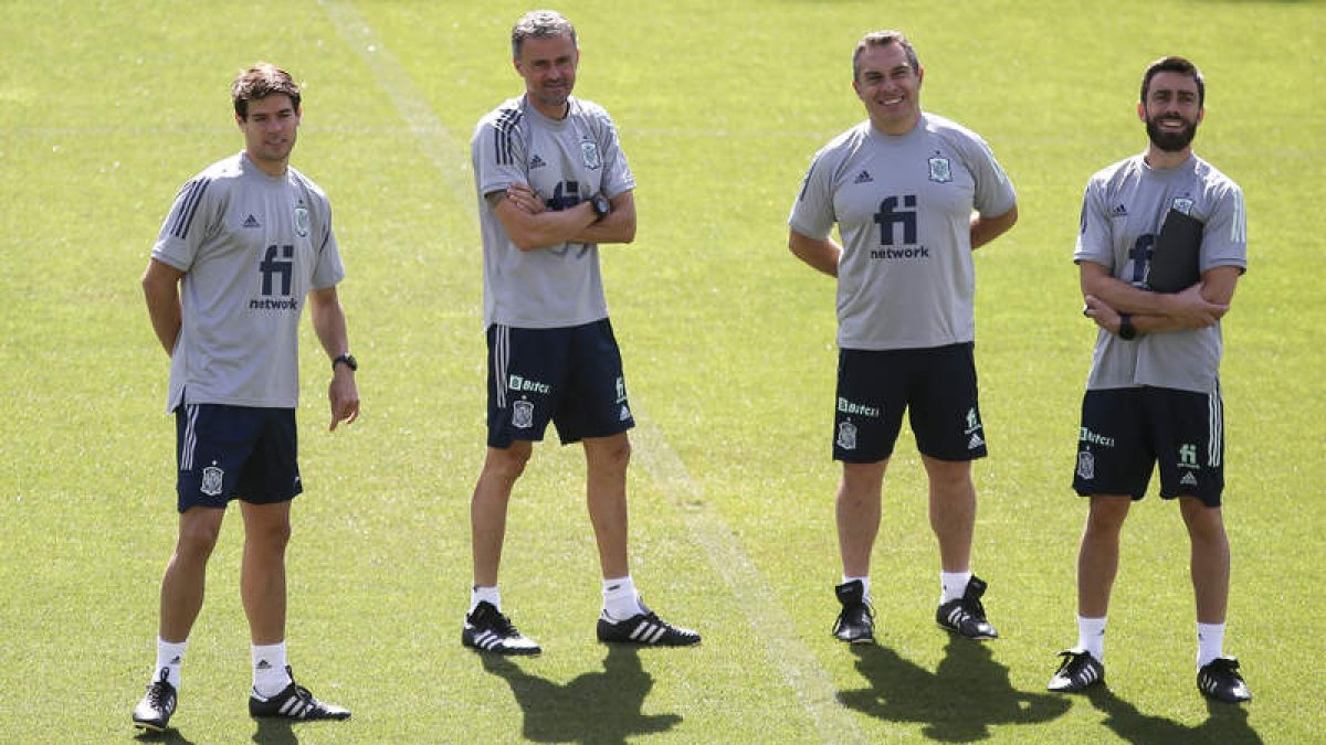 Luis Enrique y su cuerpo técnico durante el entrenamiento realizado ayer en La Rosaleda. DANIEL PÉREZ