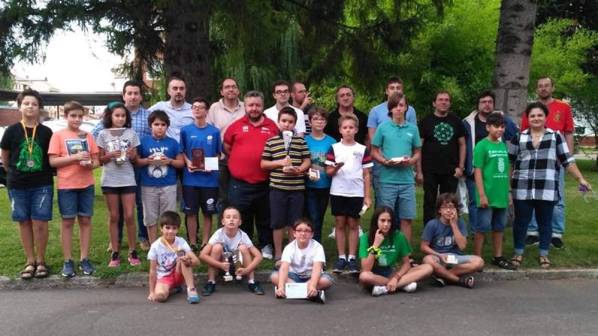 Foto de familia de algunos participantes del torneo. DL